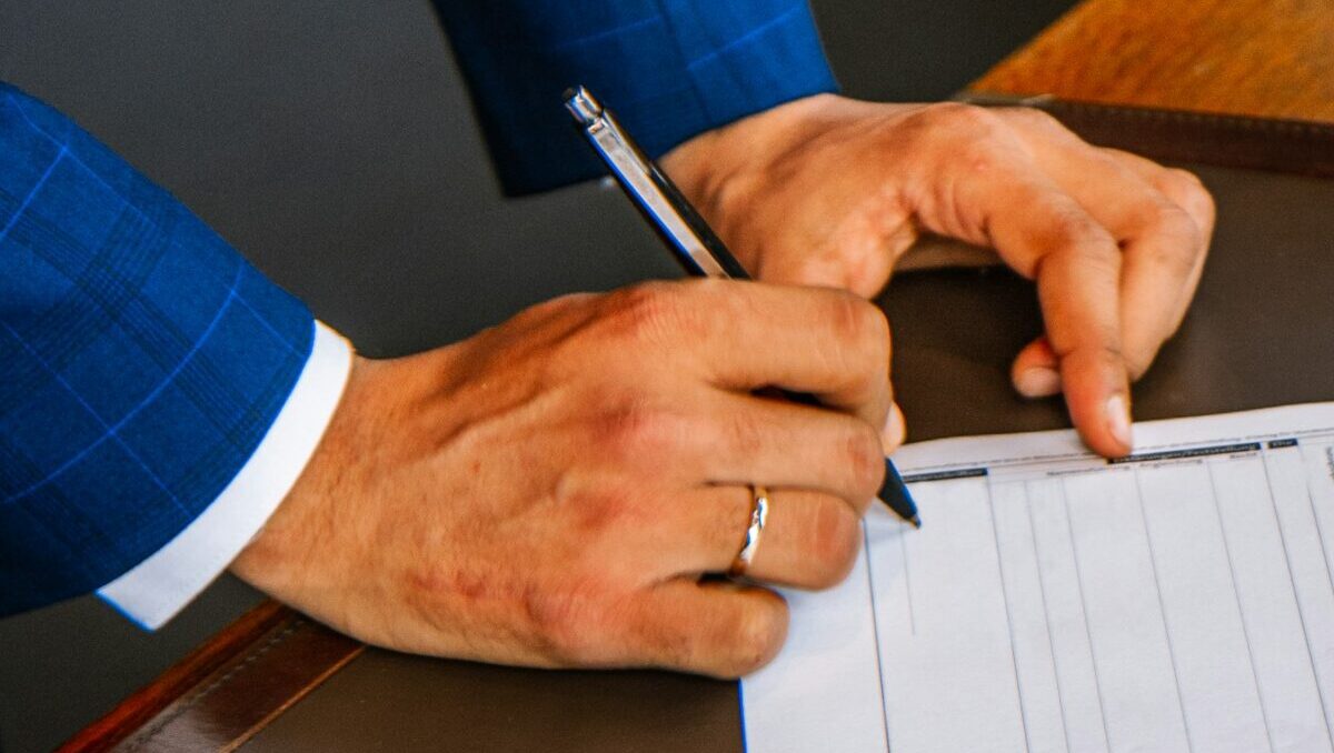 Empresário analisando documentos fiscais em escritório, representando análise técnica de execução fiscal em Alagoas